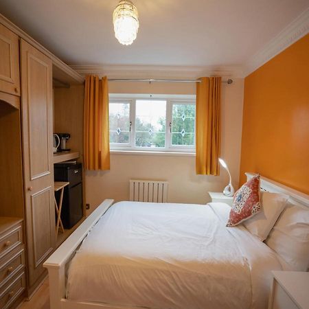 Oyo Oakcroft Guest House Manchester Airport Ringway Exteriör bild