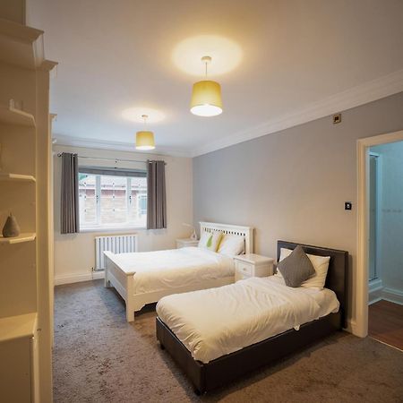 Oyo Oakcroft Guest House Manchester Airport Ringway Exteriör bild