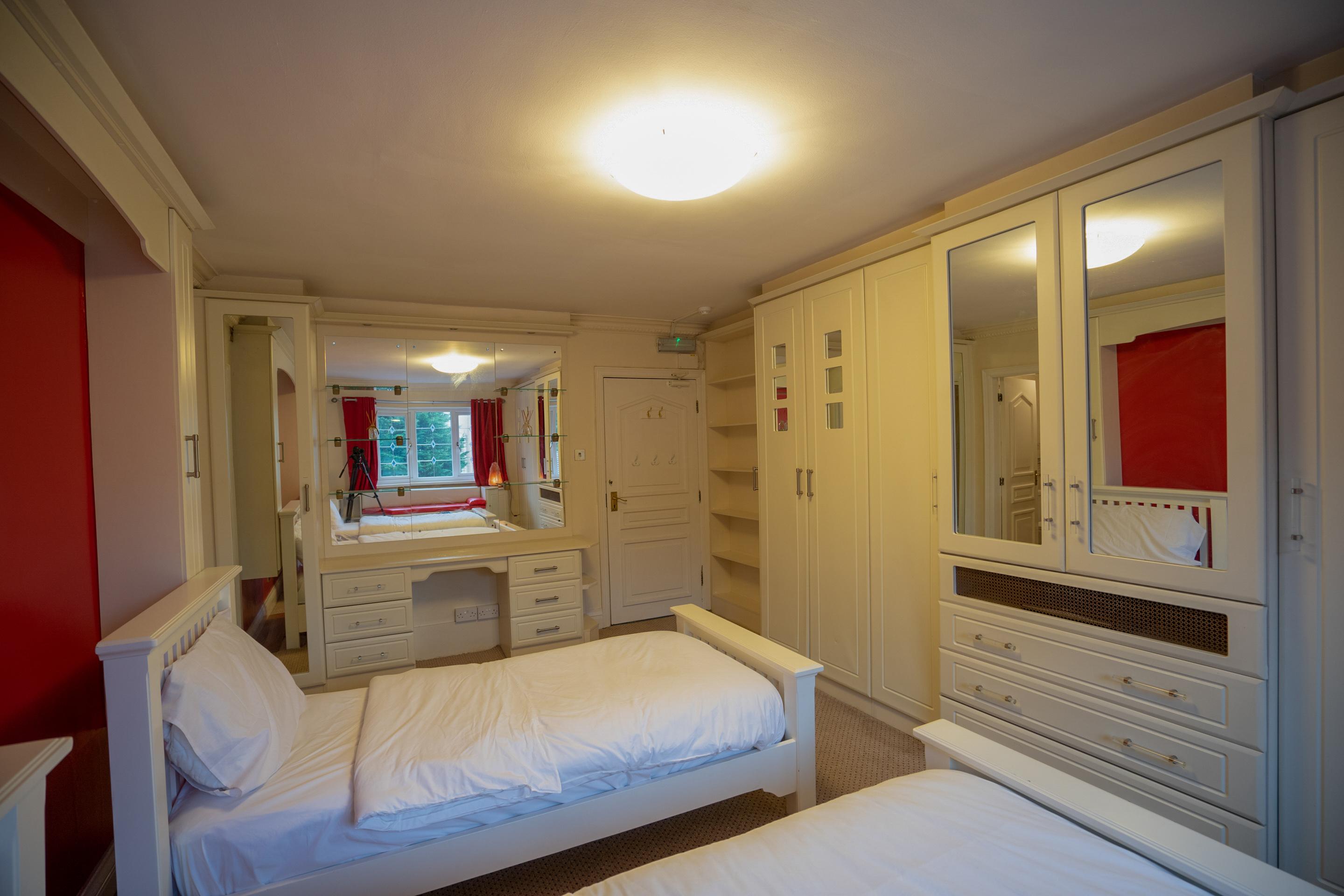 Oyo Oakcroft Guest House Manchester Airport Ringway Exteriör bild