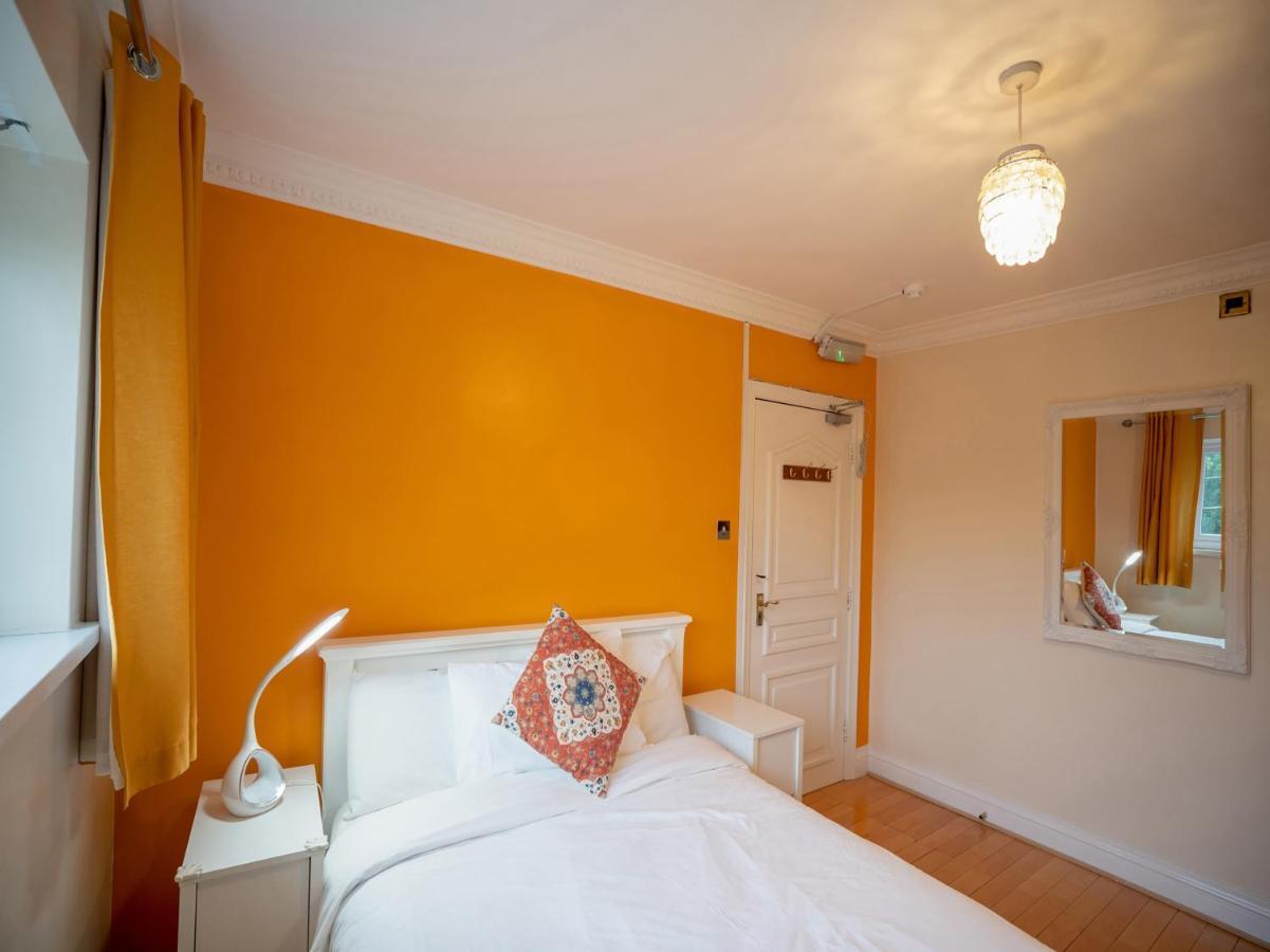 Oyo Oakcroft Guest House Manchester Airport Ringway Exteriör bild