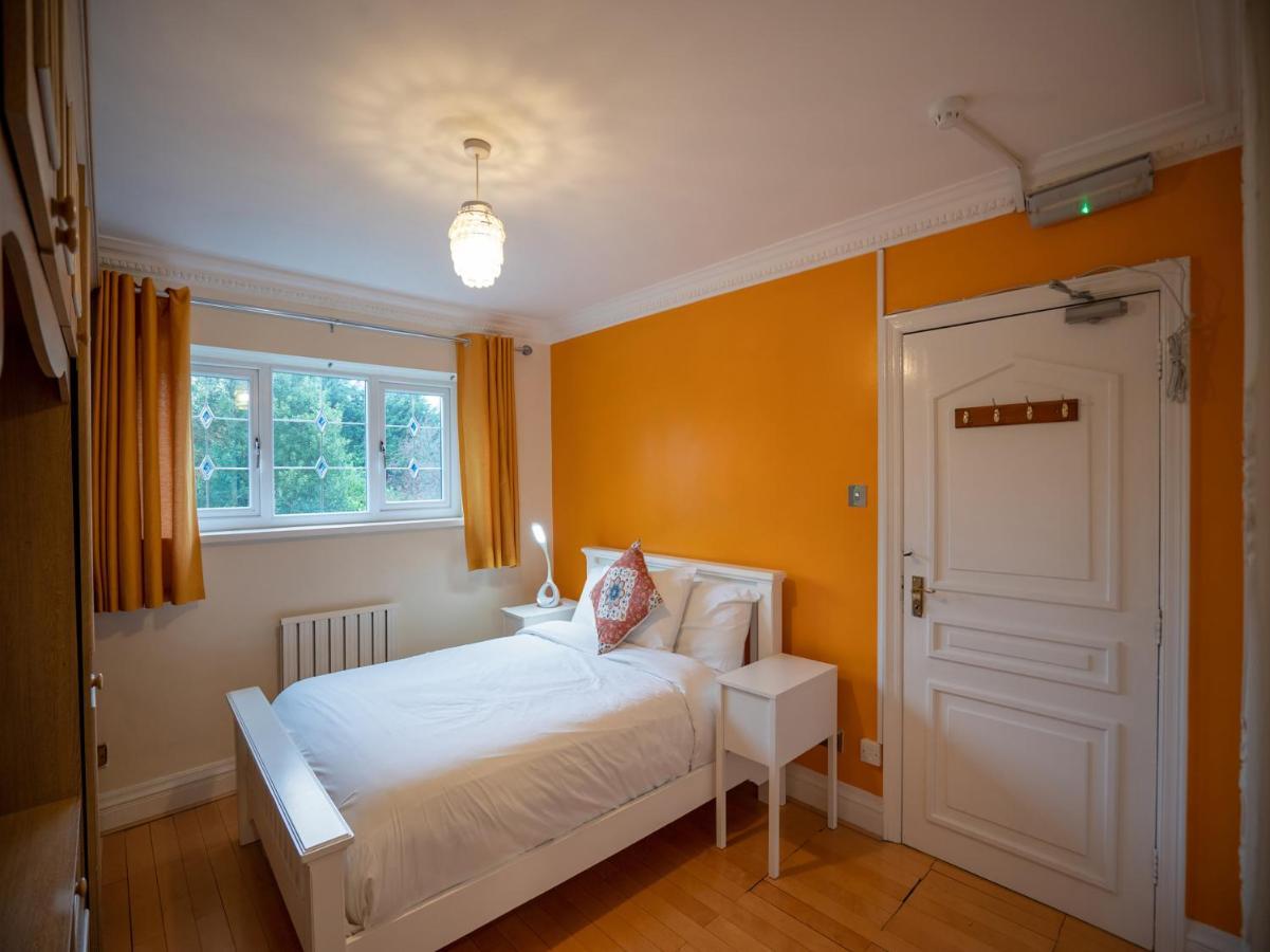 Oyo Oakcroft Guest House Manchester Airport Ringway Exteriör bild