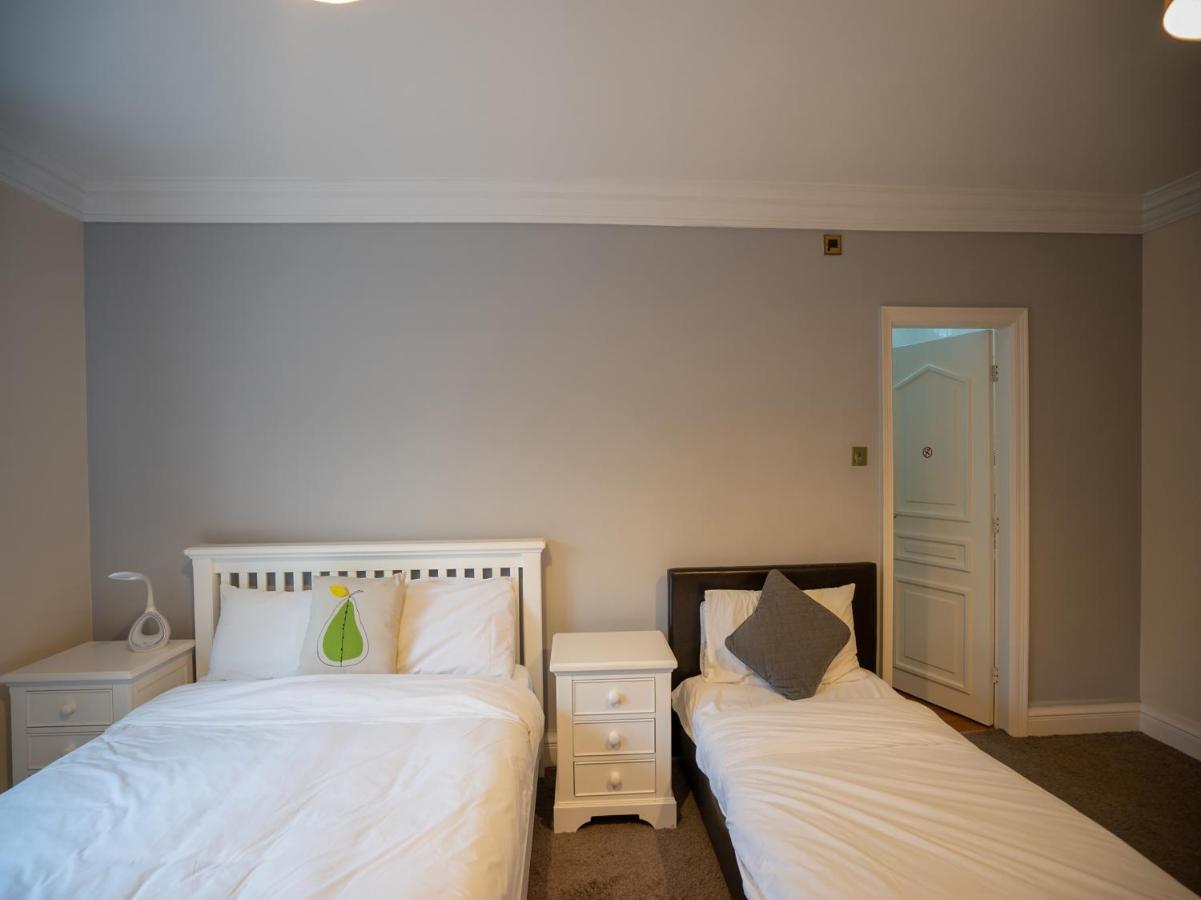 Oyo Oakcroft Guest House Manchester Airport Ringway Exteriör bild