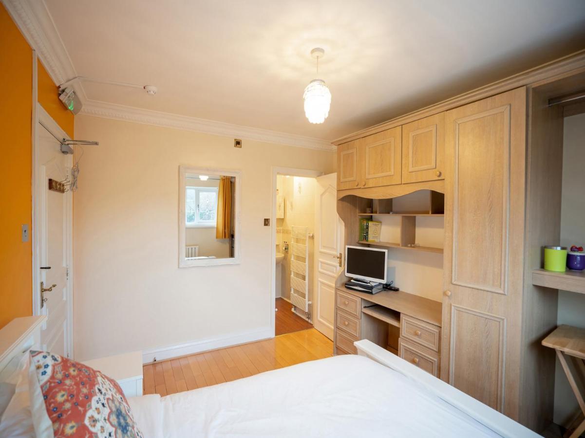 Oyo Oakcroft Guest House Manchester Airport Ringway Exteriör bild