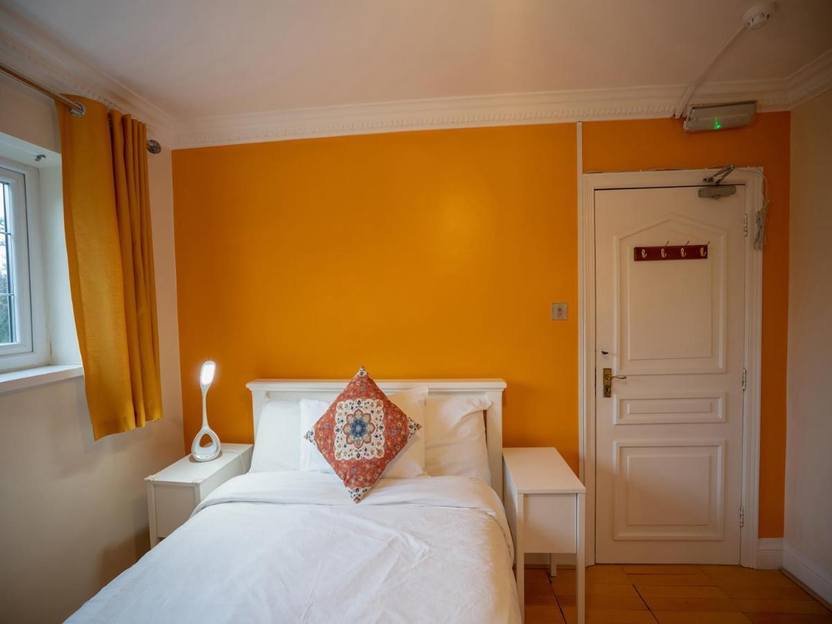 Oyo Oakcroft Guest House Manchester Airport Ringway Exteriör bild